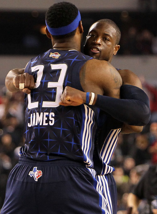 防线漏洞频出 难挡对手冲击（后防失误不断 难以抵御对手猛攻）