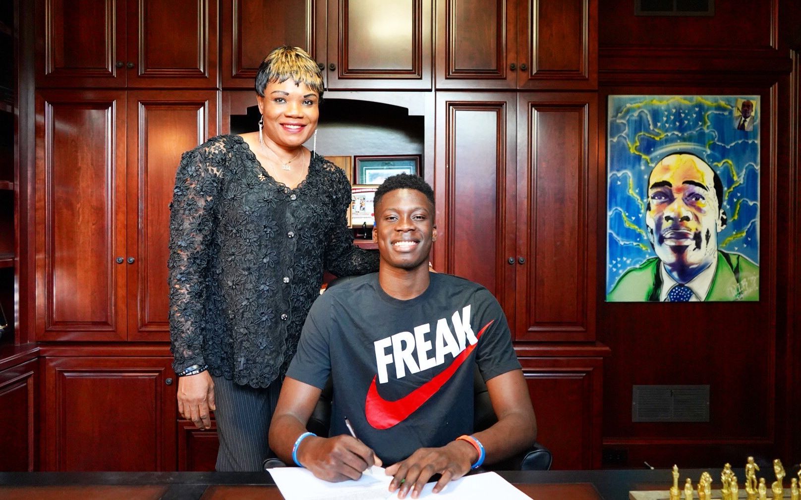 追求保罗，联手詹皇冲冠？湖人操作引爆联盟，字母哥也要加盟？（保罗成目标携手詹皇冲冠？湖人连番操作轰动联盟，字母哥或将加盟？）